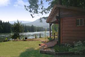 The Last Resort Waterfront Cabin - Clark Fork, ID