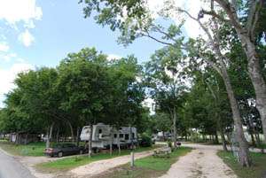 Hill Shade RV Park - Gonzales, TX